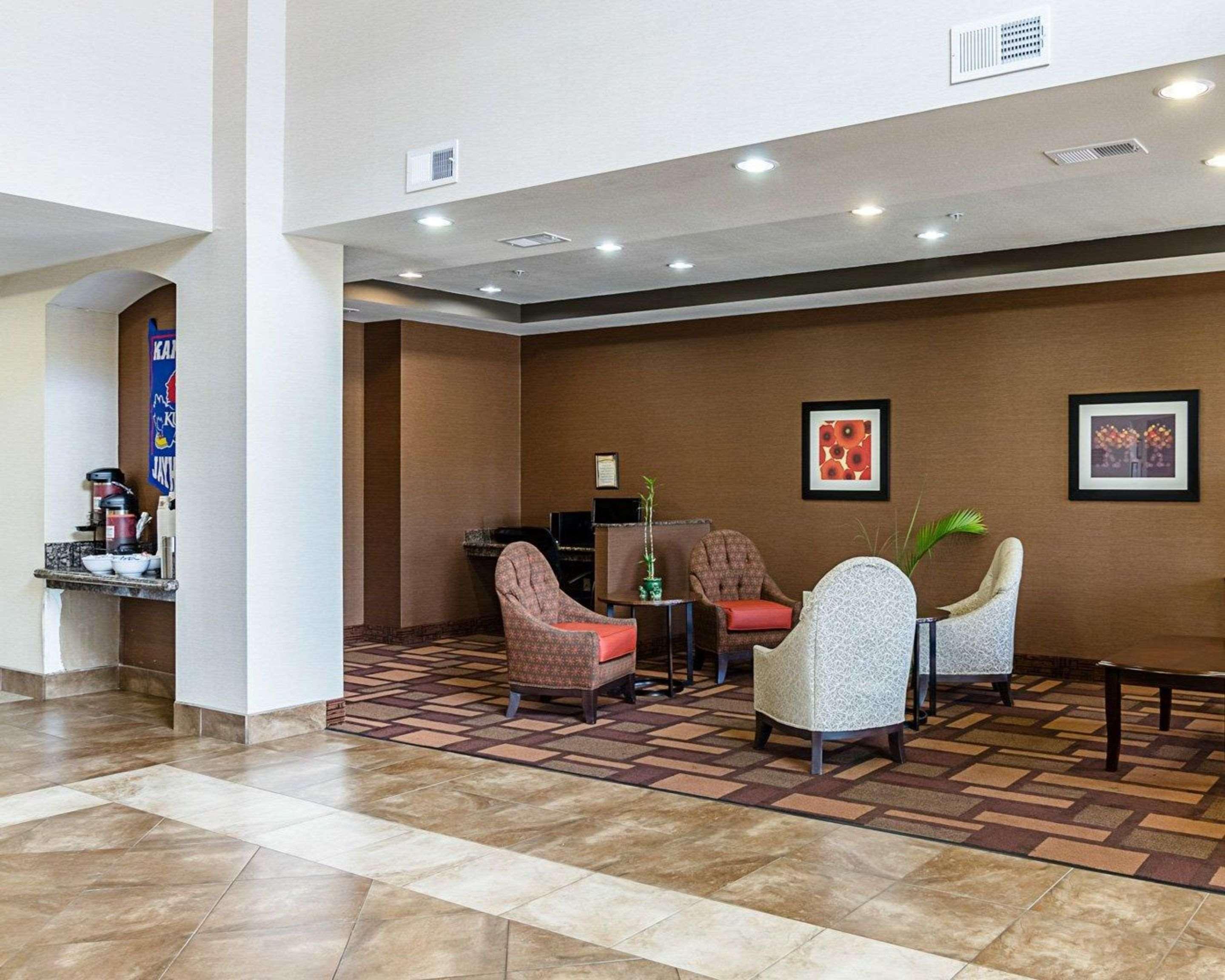 Comfort Inn & Suites Lawrence - University Area מראה חיצוני תמונה