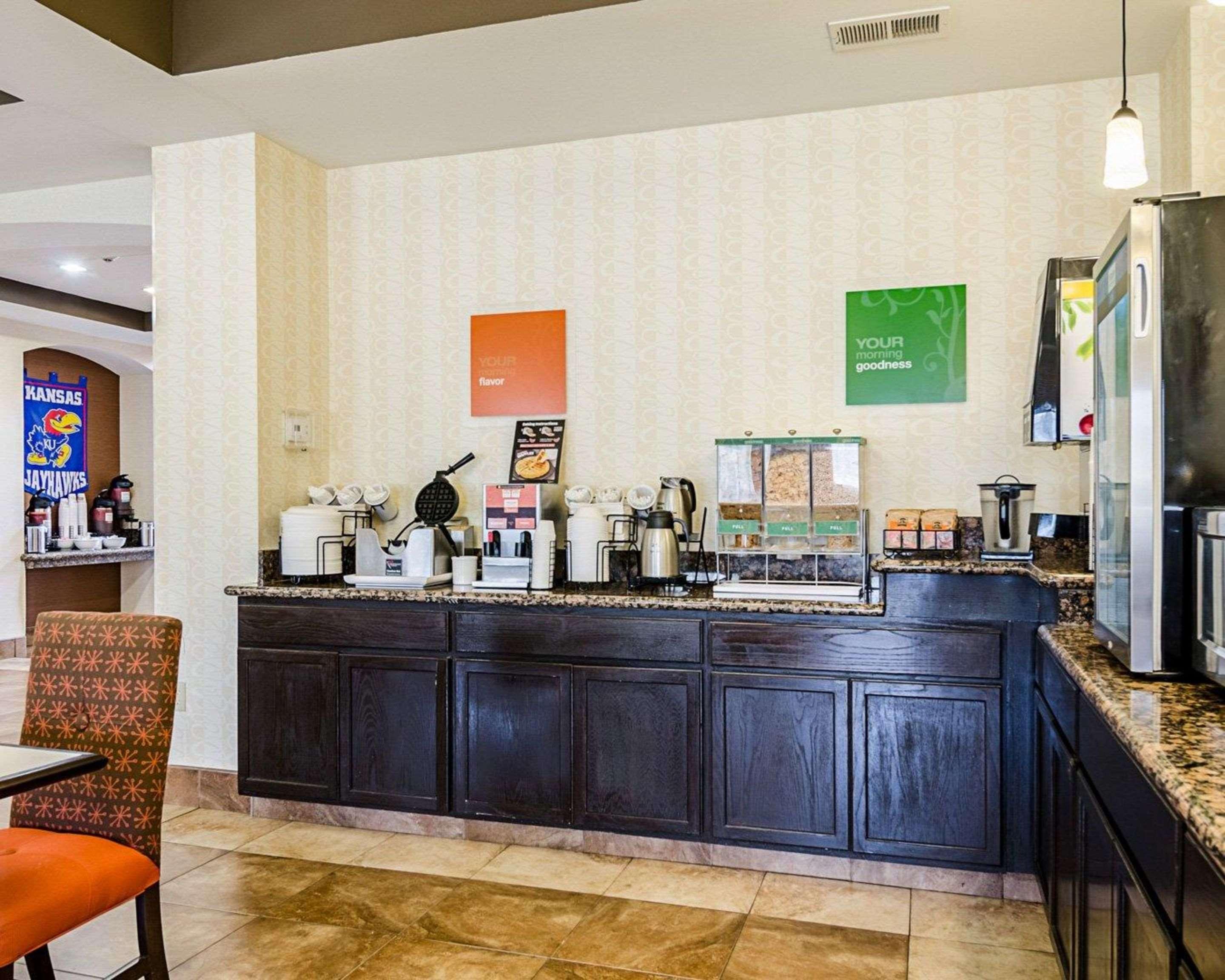 Comfort Inn & Suites Lawrence - University Area מראה חיצוני תמונה